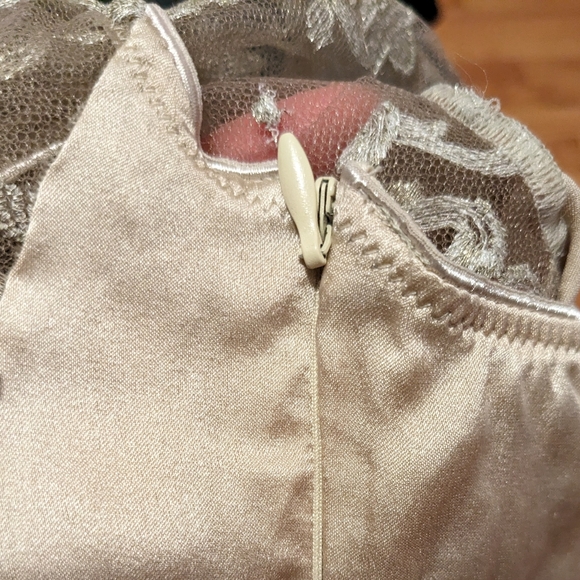 Body corset silk and gold embroidery - Picture 9 of 16